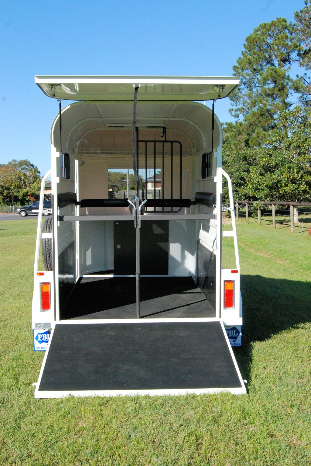 SL600 with Mesh Rug Rack & Tack Cupboard