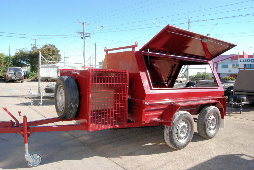 8x4, 2 Tonne Tandem With Trade Top, Rear Door And Compressor Box