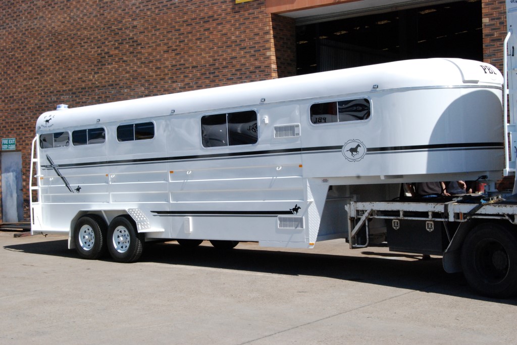 Gooseneck 2.0m Wide 5 Horse Fully Enclosed